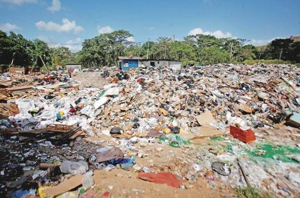 Residuos plásticos en el vertedero de cerro Patacón, ciudad de Panamá.