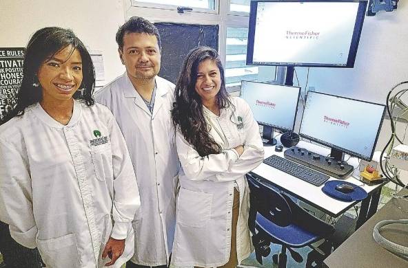Sara Rojas (tesista), el Dr. Ricardo Correa y la Dra. Vivian Torres en el laboratorio de microscopía electrónica de Indicasat AIP.