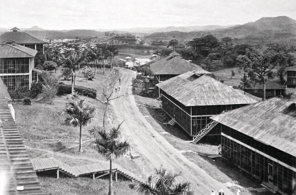 Vista del poblado de Culebra, en el que se puede observar la tipología de vivienda construida en la Zona durante la fase de construcción del Canal. entre 1904 a 1914.