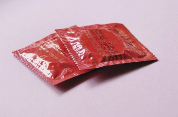El uso del condón es hasta ahora uno de los métodos de prevención de cualquier enfermedad de transmisión sexual.