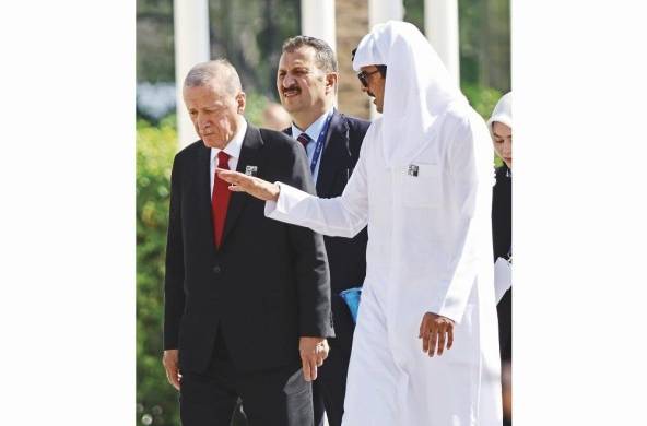 El presidente turco, Recep Tayyip Erdogan, conversa con el emir de Qatar, Sheikh Tamim bin Hamad Al Thani.