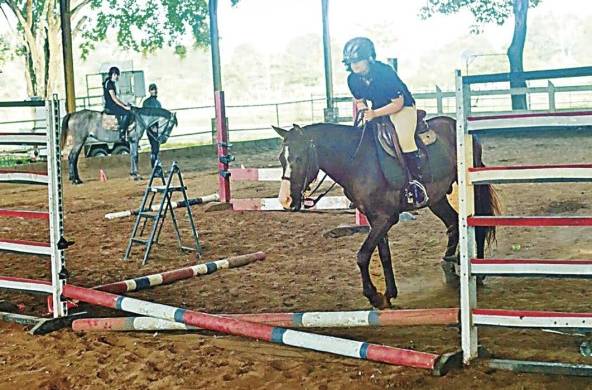 Fernanda es practica la equitación.