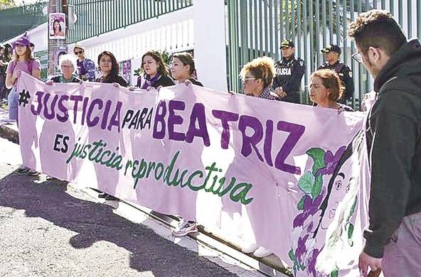 Un grupo de activistas feministas se presenta hoy en los alrededores de la CIDH, en San José (Costa Rica).
