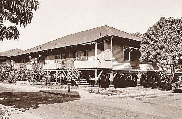 Ejemplo de las 'viviendas de campamento' construidas inicialmente en muchos de los poblados de la Zona del Canal. En este caso, un edificio de apartamentos para empleados del 'silver roll', completado en marzo de 1914, en La Boca, Zona del Canal.