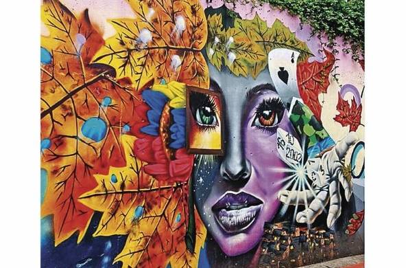 Las calles de la Comuna 13 se decoran de grafitis y murales que cuentan su historia.
