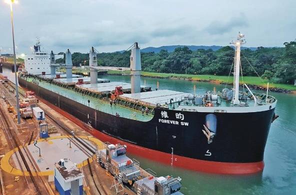 Imagen de un buque en las esclusas de la Autoridad del Canal de Panamá.
