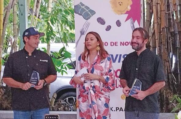 Domingo De Obaldía y Mario castrellón recibieron un reconocimiento de manos de Melissa Pinto.