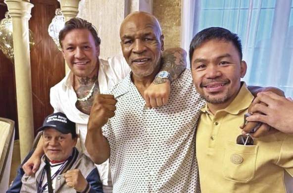 Roberto Durán (sentado), Conor McGregor (i.), Mike Tyson (c.) y Manny Pacquiao (d.) durante su encuentro