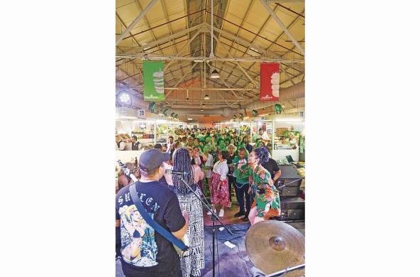 La agrupación Afrodisíaco amenizó la noche en el Mercado San Felipe Neri