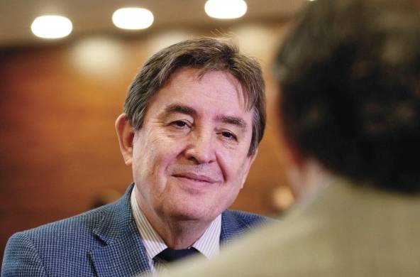 El director del Instituto Cervantes, Luis García Montero, habla durante una entrevista en Brasilia.