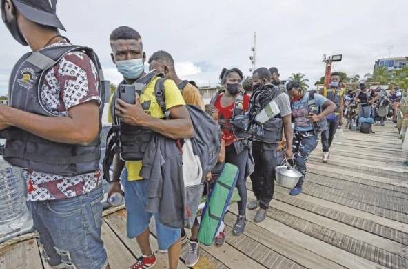 Migrantes de distintas nacionalidades esperaban en Necolí, Colombia, para cruzar a Panamá en mayo 2021.