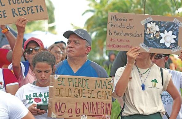 Ayer en la Cinta Costera se realizó una protesta ciudadana en contra de la aprobación del contrato ley minero.