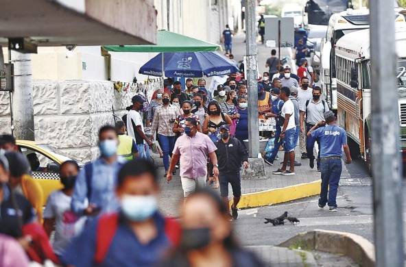 Personas caminan por la avenida de los Mártires en la ciudad de Panamá.