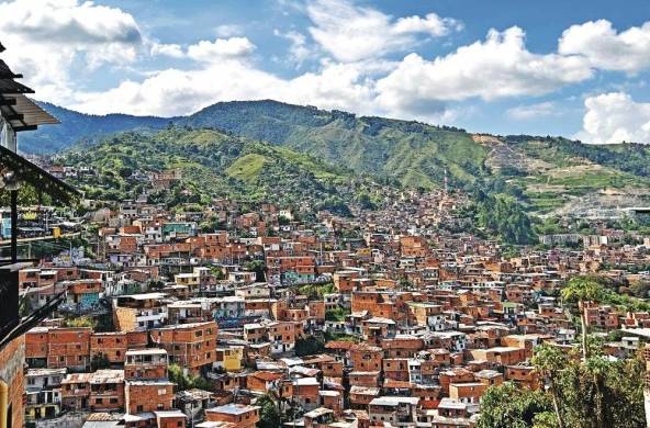 Después de años de violencia, la Comuna 13 se ha transformado en uno de los sitios turísticos más visitados de Colombia.