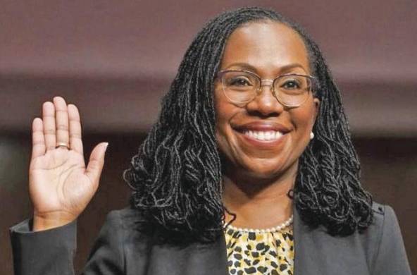 La jueza Kentaji Brown Jackson es la primera mujer negra en ocupar un puesto en la Suprema Corte de Justicia en EE.UU.