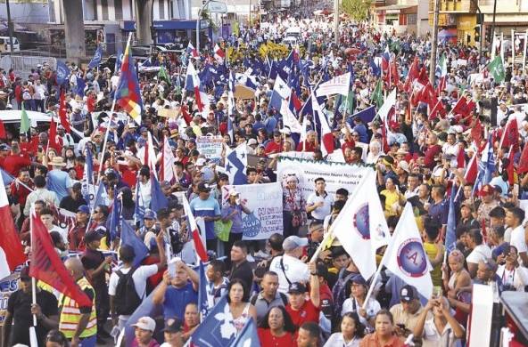 Diversas organizaciones obreras, docentes, indígenas, campesinas y ambientalistas marcharon ayer hacia la Asamblea para expresar su rechazo al contrato minero.