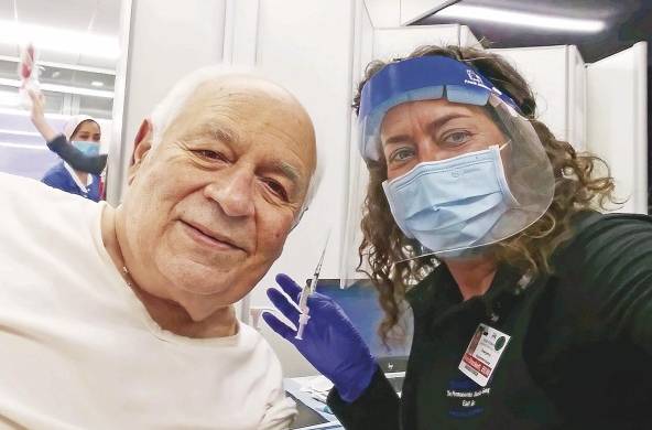 Selfie tomado con Arian Brackett, enfermera de Kaiser Permanente en Oakland, California, después de administrarme la primera dosis de la vacuna de Pfizer contra la covid-19.