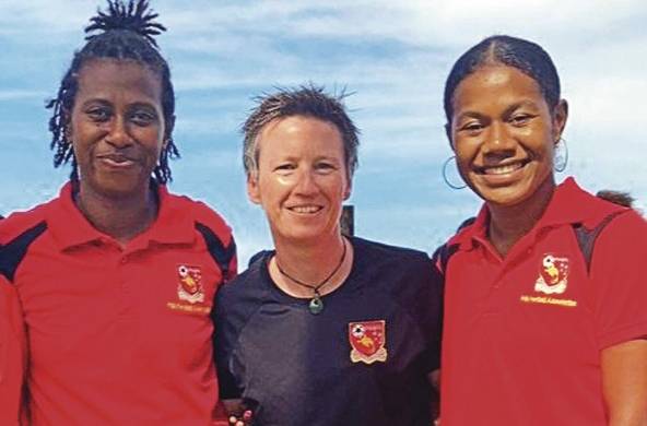 Nicola Demaine (en el centro), es la entrenadora de origen inglés que dirige a las papuanas.