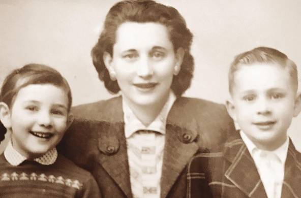 Blanca Klein y sus dos hijos, George y Janett, año 1957.