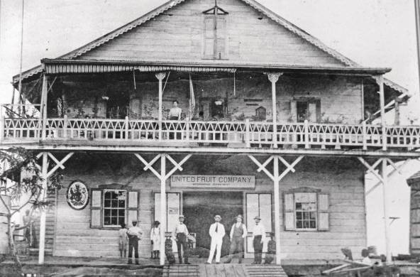 Primera sede administrativa de la United Fruit Company (La Yunai) y el Consulado Británico en isla Colón, 1902. La transnacional tuvo un gran poder en toda la región.