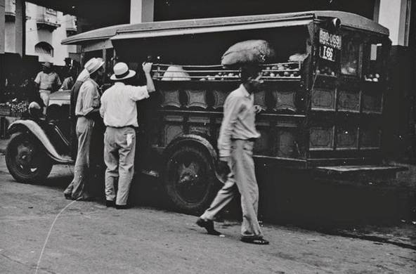 Fotografía de una 'chiva' o pequeño bus que brindaba transporte público en la ciudad de Panamá. Foto tomada en 1939.