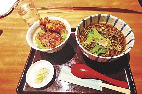 En un restaurante de comida rápida, los platos van desde los 600 hasta los 2,500 yenes.