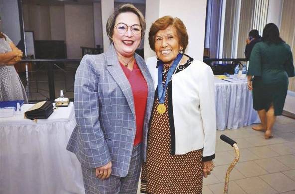 María Eugenia López Arias, magistrada presidenta de la Corte Suprema de Justicia (Izquierda), junto a la doctora Aura Emérita Guerra de Villalaz (Derecha).