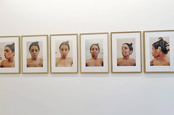 La exhibición incluye las obras de cinco artistas internacionales, como Ana Mendieta.