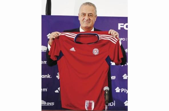 Gustavo Alfaro exhibe la camiseta de la selección tica como testimonio del comienzo de su ciclo.