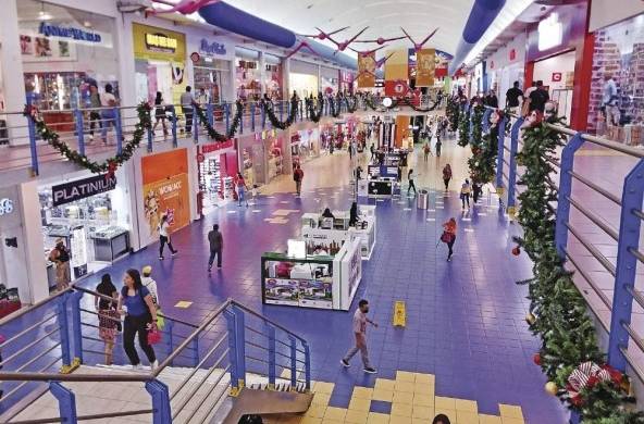 Vista del movimiento de compradores en el centro comercial de Albrook, el más grande del país.