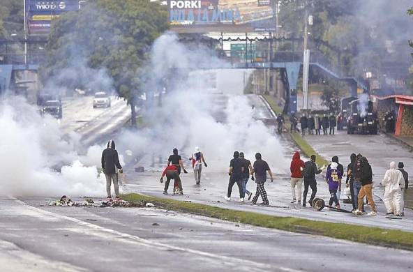Ayer en la tarde hubo enfrentamientos entre estudiantes de la Universidad de Panamá y agentes antidisturbios de la Policía Nacional.