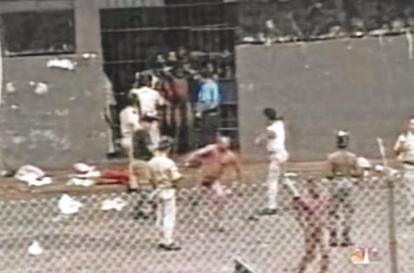 En 1996, los reclusos de La Modelo fueron castigados con toletes después de una reyerta en la que resultaron asesinados dos de ellos.