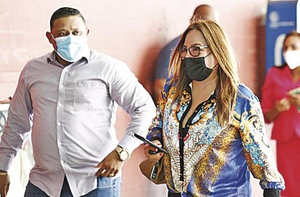 La perredista Balbina Herrera se presentó en la oficina del Sistema Penal Acusatorio con el abogado Nicomedes Castillo.