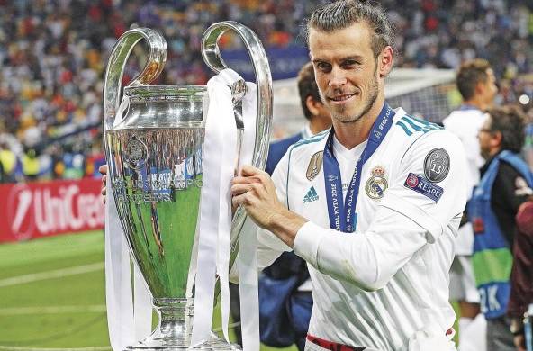 Gareth Bale celebra con la copa de la UEFA Champions League obtenida en 2018.