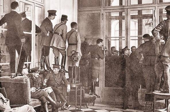 Testigos se paran sobre sillas y muebles para presenciar la firma del tratado de Versalles, en 1919.