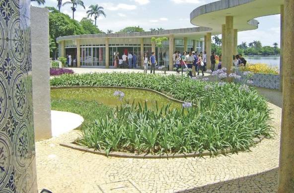 Jardines de Casa do Baile de Pampula, Belo Horizonte, Minas Gerais, Brasil. El edificio es de Oscar Niemeyer.