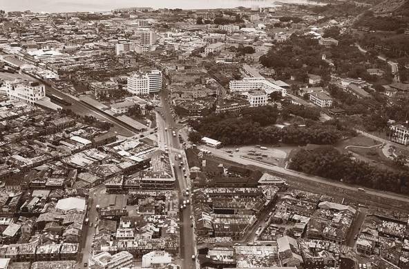 En esta imagen de la ciudad de Panamá de 1952 se pueden observar las casas de inquilinato que habían sido edificadas durante la construcción del Canal, y que bordeaban en su gran mayoría la línea del ferrocarril, visible en esta fotografía.