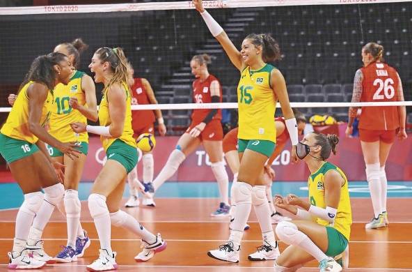 Jugadoras de Brasil en voleibol celebran su victoria.