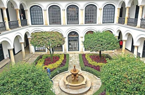 El museo cuenta con un patio lleno de jardines verdes en su centro, acompañado de una fuente.