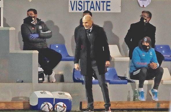 El entrenador del Real Madrid, Zinedine Zidane, durante el partido de dieciseisavos de final de la Copa del Rey que Alcoyano y Real Madrid jugaron este miércoles en el estadio El Collao, en Alcoy (Alicante).