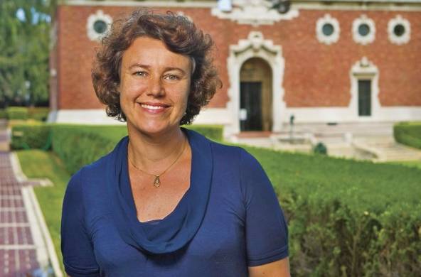 Barbara Fuchs es profesora de español e inglés de la Universidad de California (UCLA), en Los Ángeles, donde también ha sido directora del Centro de Estudios de los siglos XVII y XVIII y de la Clark Memorial Library.