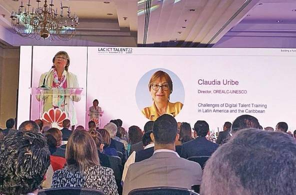 Claudia Uribe, directora de la Oficina Regional de Educación para América Latina y el Caribe de la Organización de las Naciones Unidas para la Educación, la Ciencia y la Cultura (Unesco – Orealc), durante su ponencia en la cumbre.
