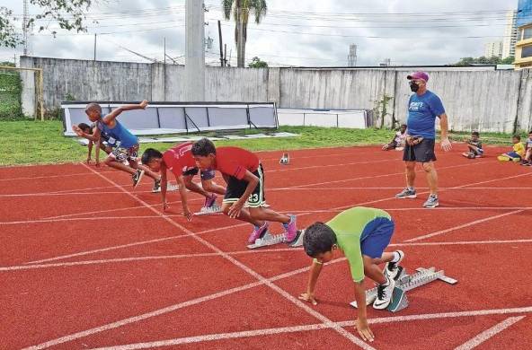 Pedro Aguilar (Der.) tiene un grupo de niños de Viejo Veranillo, a quienes entrena en el estadio del Artes y Oficio.