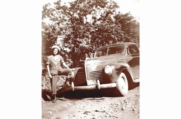 Judith Caballero posa junto a un carro en el marco de los Panamericanos de Buenos Aires en 1951.