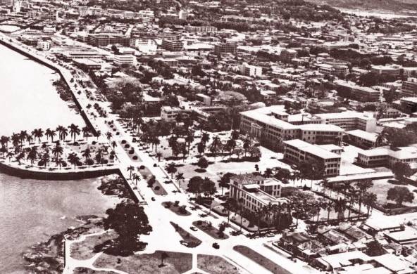 Avenida Balboa con el parque Anayansi en primer plano, el monumento a Balboa y el hospital Santo Tomás, en la década de 1940.