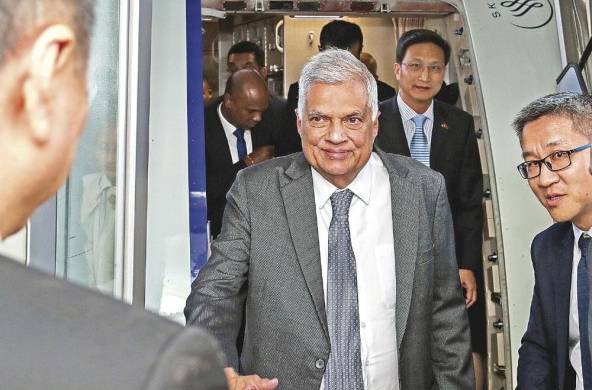 El presidente de Sri Lanka, Ranil Wickremesinghe, a su arribo en Beijing.