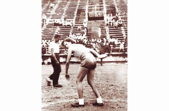 La multifacética atleta en la competencia del disco de los Centroamericanos y del Caribe en Guatemala en 1946.