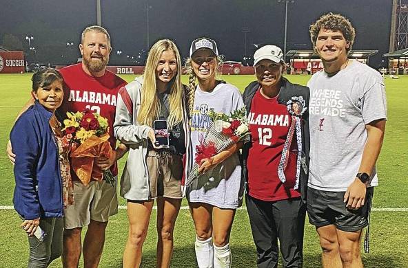 En familia, celebrando uno de sus logros con el equipo de la Universidad de Alabama junto a su abuela Bella, su papá Sean, su hermana Britt, su mamá Bella y su hermano Christian.
