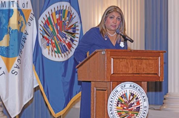 Urrutia fue elegida en 2017 como una de las Mujeres líderes emergentes del sector público de Panamá, por el Banco Interamericano de Desarrollo.