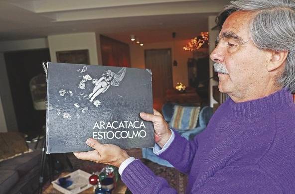 El escritor colombiano Gonzalo Mallarino Flórez enseña el libro “Aracataca Estocolmo” durante una entrevista con EFE.